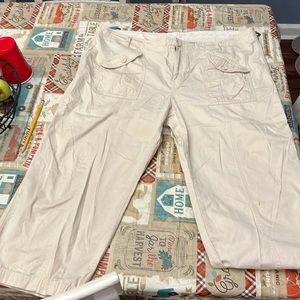 GAP size 20 cute capris with cute button pockets in the front